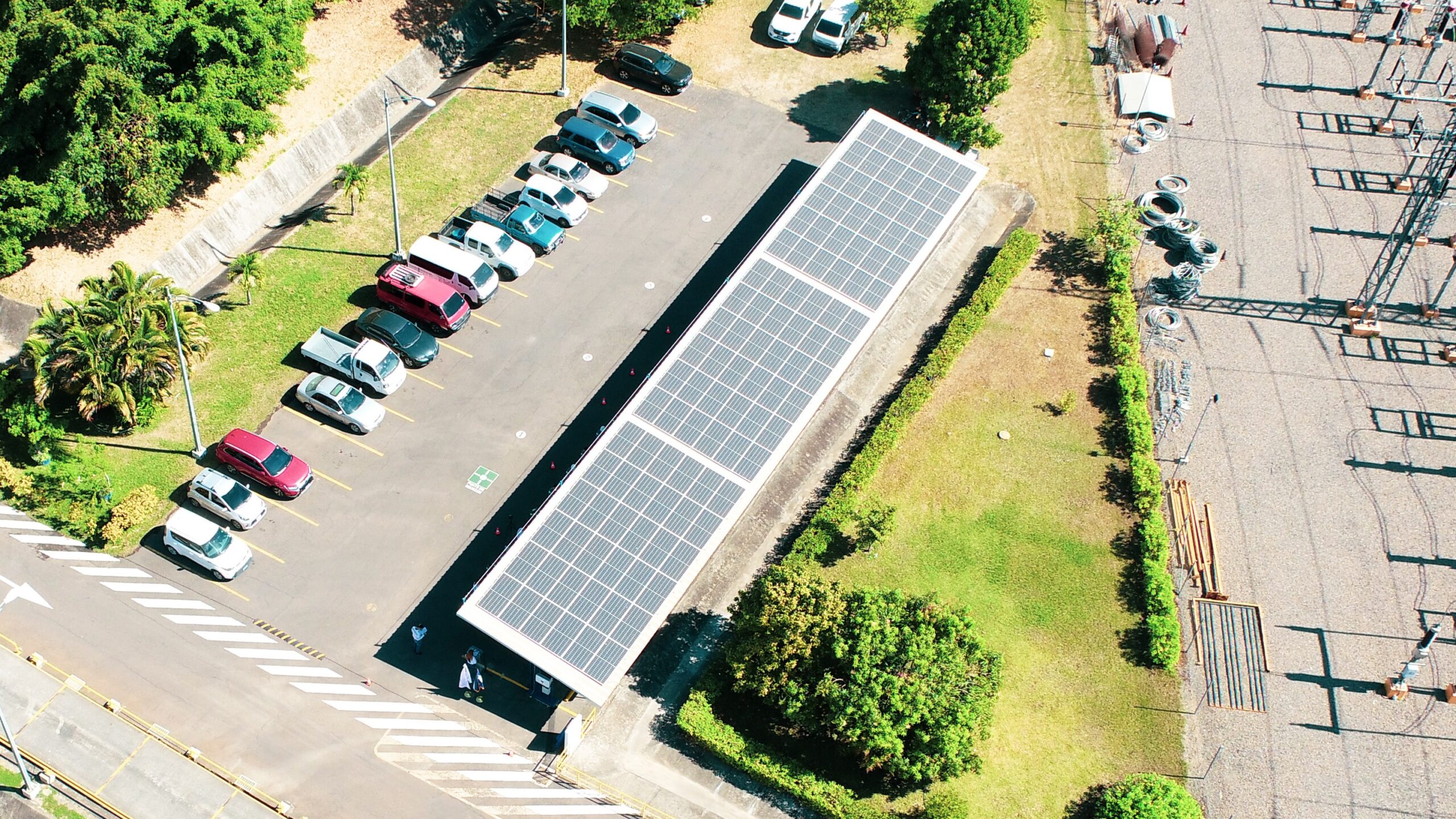 Paneles solares de la planta de energía fotovoltaica.